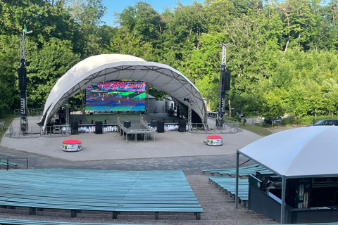 Contributing to the atmosphere at Waldbühne Rügen is a truss-mounted LED video wall