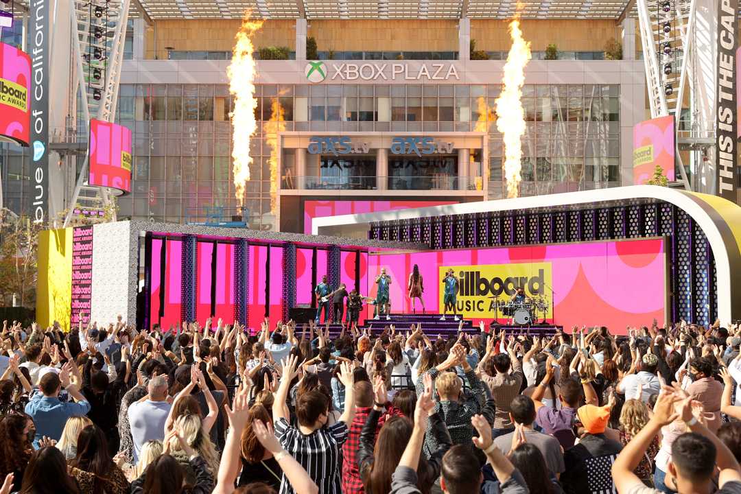 This year’s BBMAs welcomed a crowd of more than 500 in the plaza outside of the Microsoft Theatre