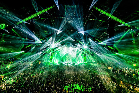 Reverze ‘enveloped the huge crowd with its sights and sounds’