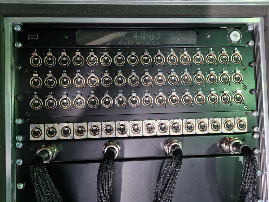 The stagebox has three passive splits for FOH / MON and REC, on 24 channel VDMs