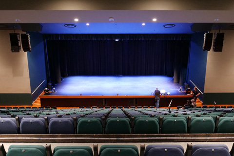 The multi-functional theatre possesses a retractable seating system that holds 825 theatregoers or 450 banquet guests