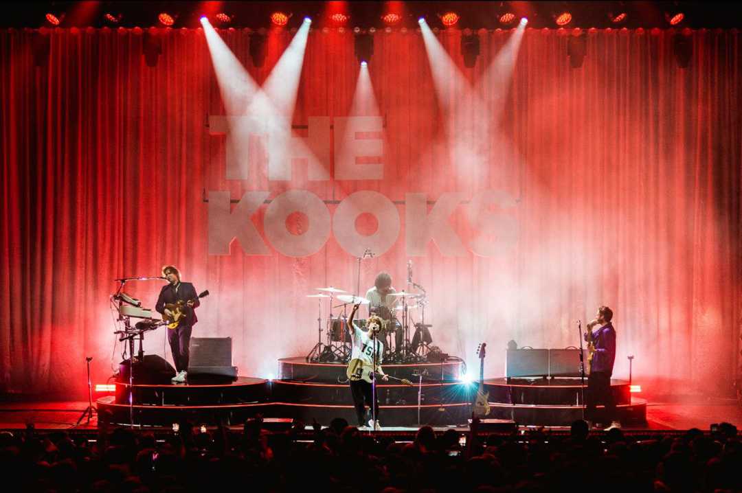 Siyan's Martin MAC Aura PXL in use on The Kooks tour (photo: Joe Okpako)