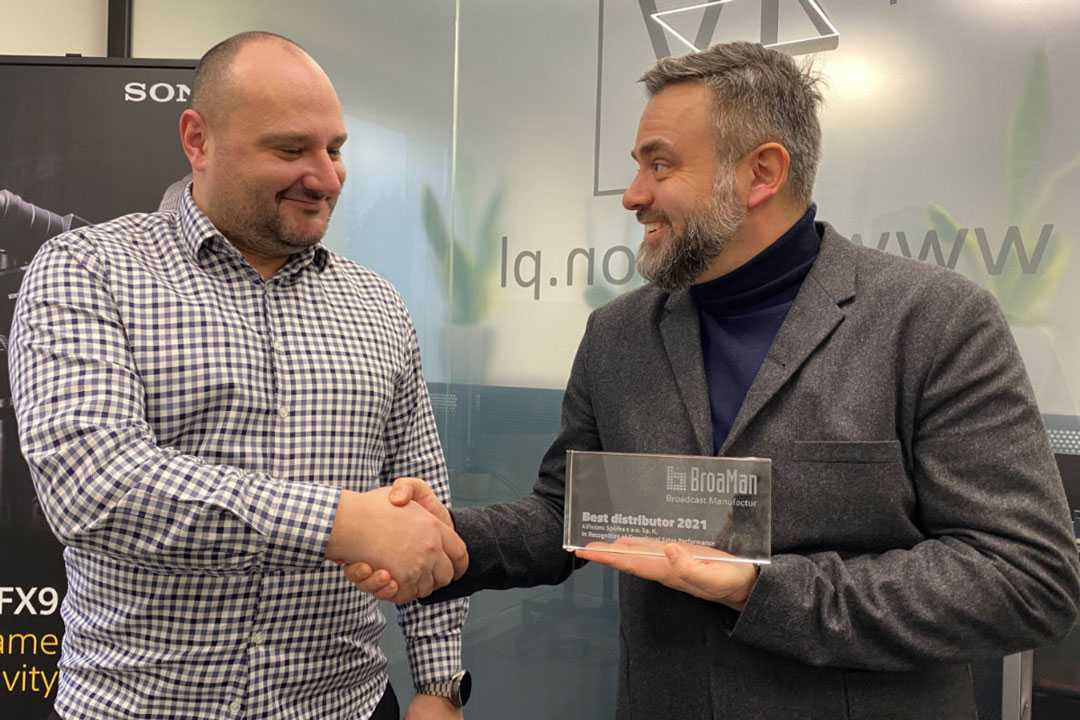 The plaque was presented to 4vision commercial director Daniel Augustyniak by Dawid Somló
