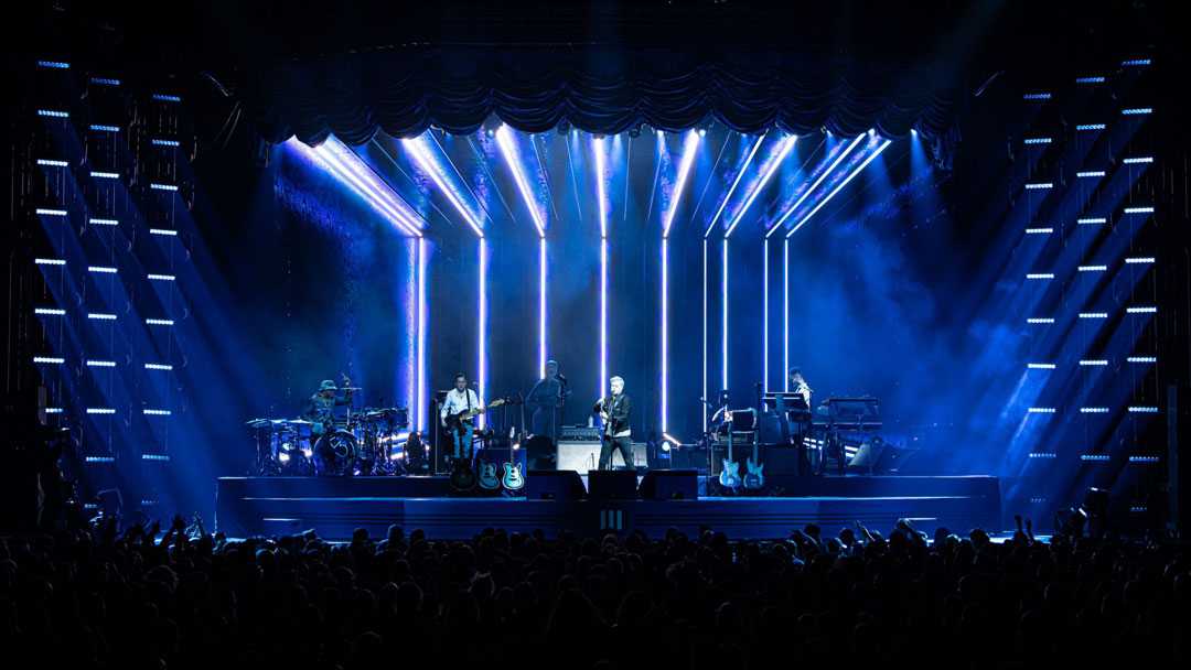 The Supply Chain Issues Tour has 82 Ayrton Magic Blade FX fixtures delivering effects lighting on stage (© Luz Studio)