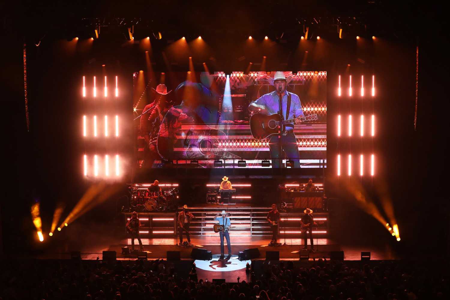Jon Pardi’s <i>Ain’t Always The Cowboy</i> tour features a towering lighting rig (photo: Todd Kaplan)