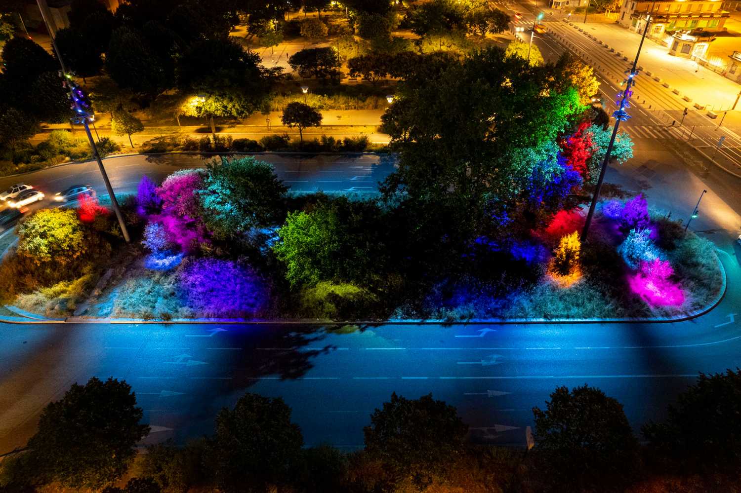 The roundabout’s central reservation features rich coloured landscape lighting (photo: Michel Djaoui)
