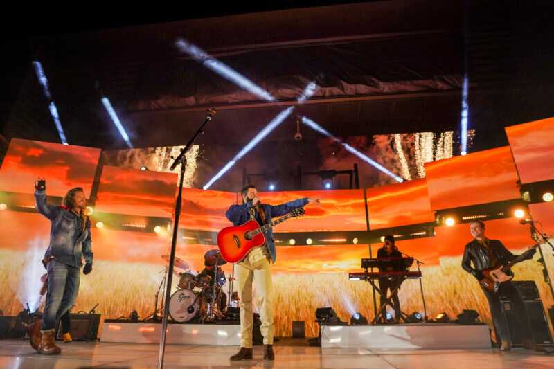 Jordan Davis performs during the Twisted Tea Halftime Show (photo: Thomas Skrlj/CFL)