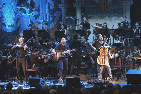 The first concert at the Palau de la Música Catalana featured Catalan band Blaumut performing with the Young Catalan Symphonic Orchestra