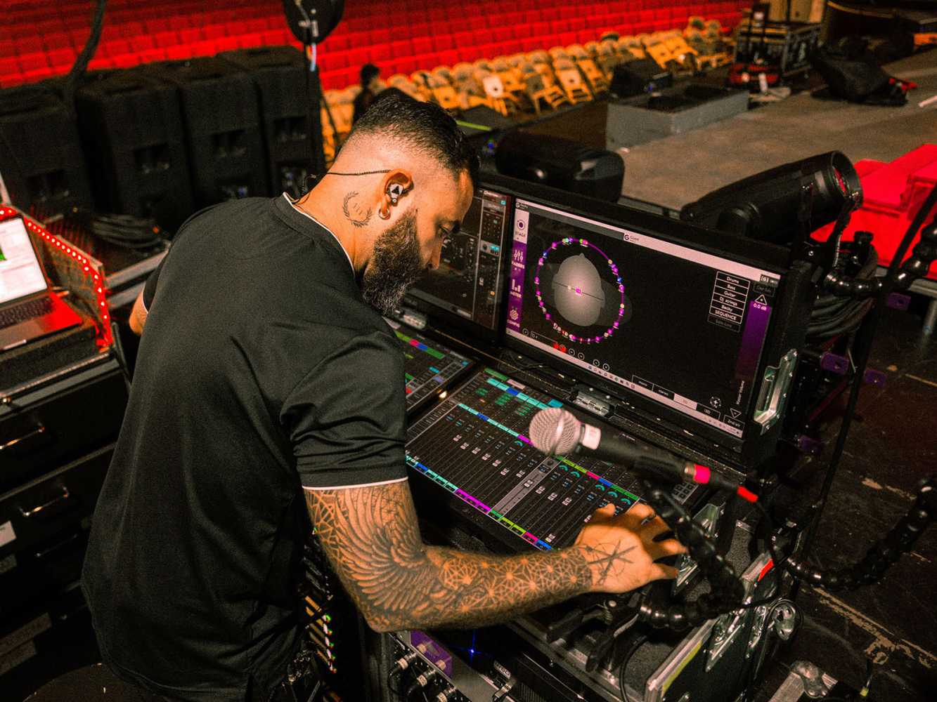 Monitor engineer Lucas Pinzón carries a KLANG:fabrik on tour