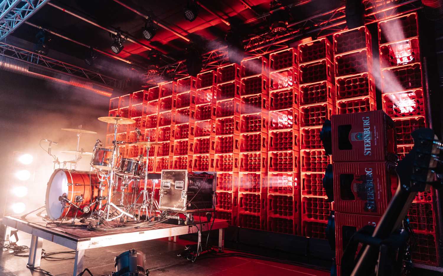 The beer crate wall is the centrepiece of a stage design (photo: Sascha Göttsche)
