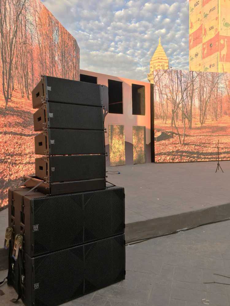 For optimal audio distribution WPS enclosures were ground stacked left and right of the stage
