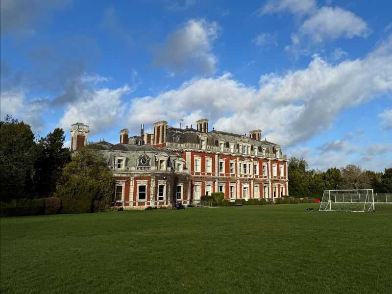 The school is located in Tring Park Mansion, originally designed by Sir Christopher Wren