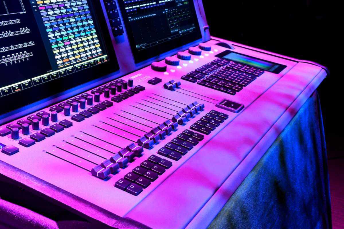 Vari-Lite launches versatile X-Series console - LSi Online