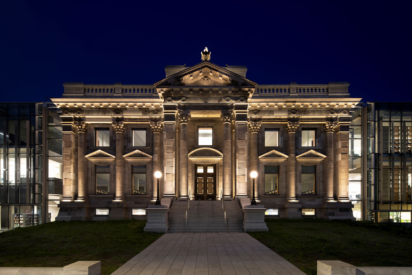 Pharos in control after dark at Maisonneuve Library
